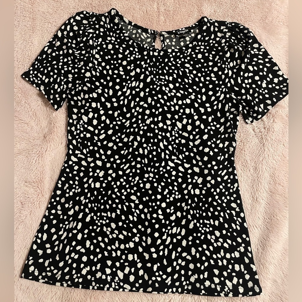 free with any purchase over 30$
Just add it to your bundle, Express Black & Whit